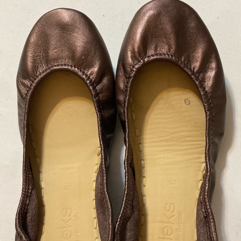 EUC Raspberry Truffle Tieks sz 6